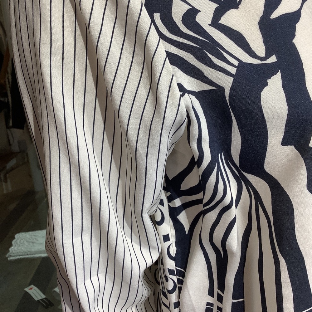 Gorgeous Italian long sleeve blouse. Pinstripe & print crème and or navy - Picture 7 of 9